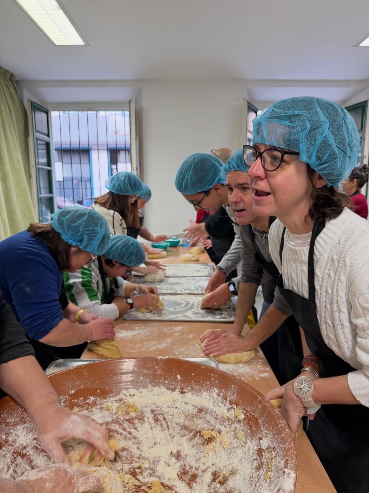 Participantes cocinando en el taller Masterchef de AVI Málaga