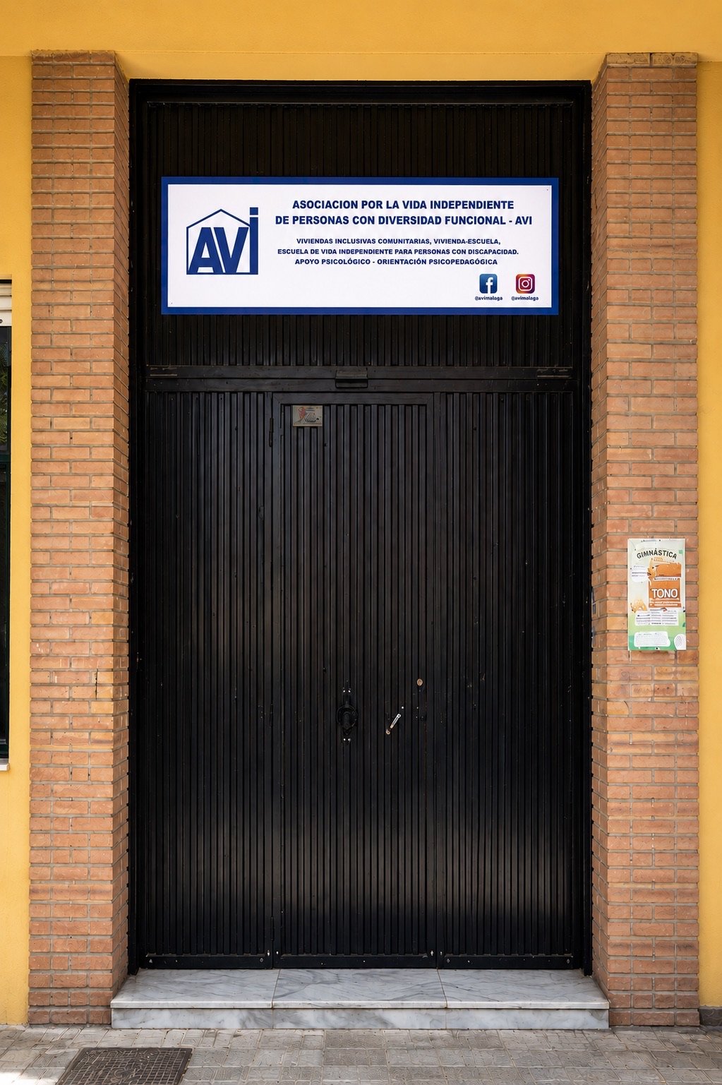 Entrada de la sede de AVI Málaga en calle Esquilo