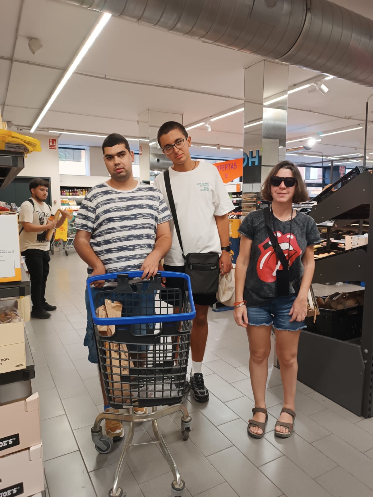 Participantes de la Fase 1 aprendiendo tareas del hogar en la vivienda-escuela