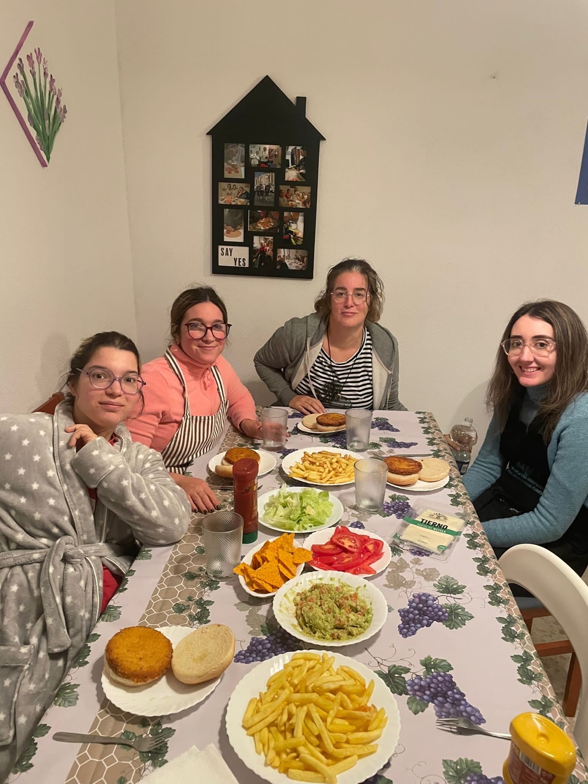 Alumnos de la Escuela de Vida Independiente conviviendo en la Fase 2