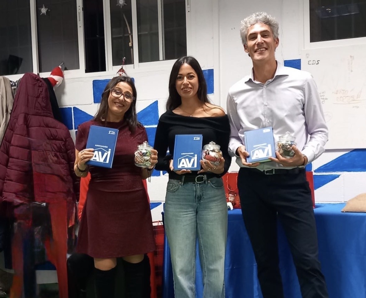 Usuarios y usuarias de AVI Málaga disfrutando de una actividad de ocio