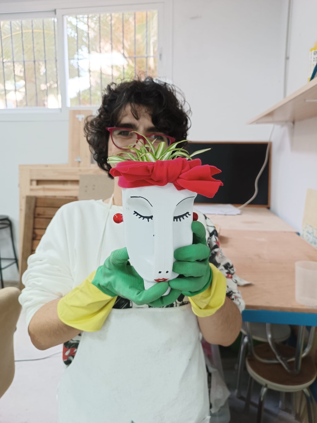 Participantes realizando manualidades en Las Mañanas de AVI