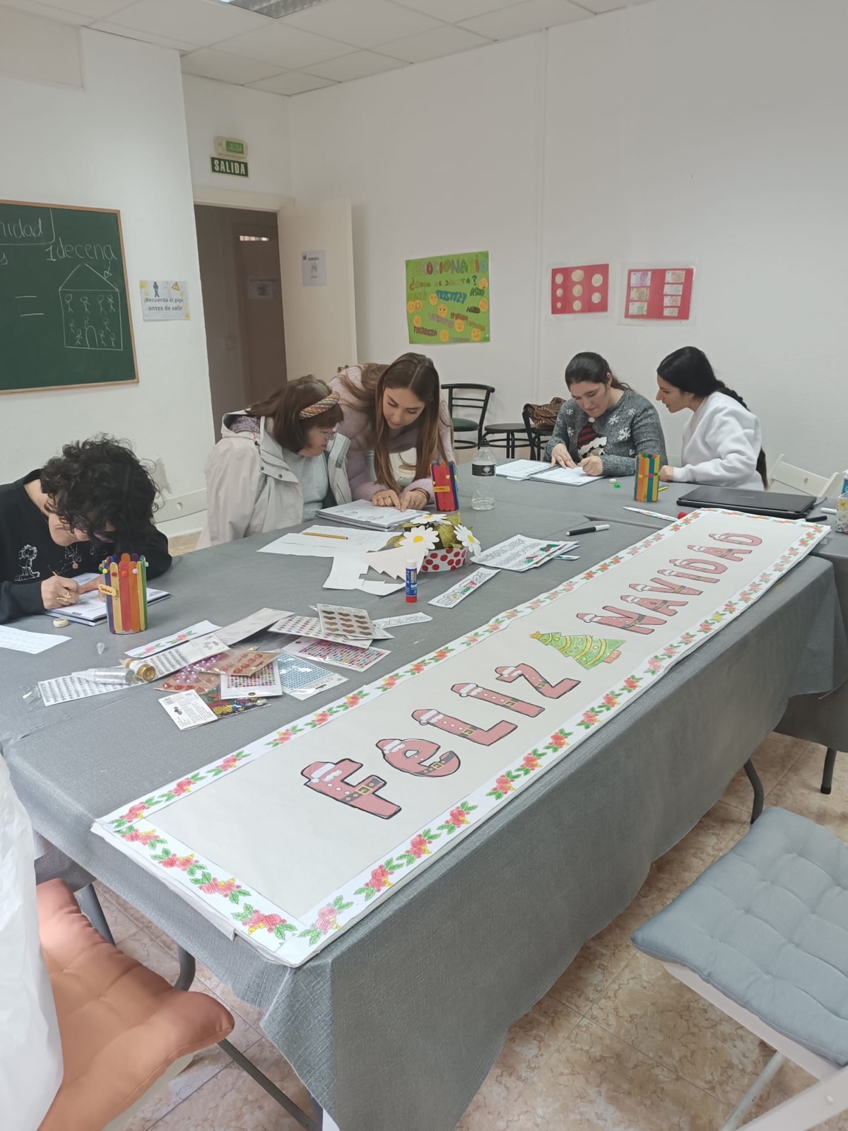 Participante trabajando en el taller de refuerzo educativo