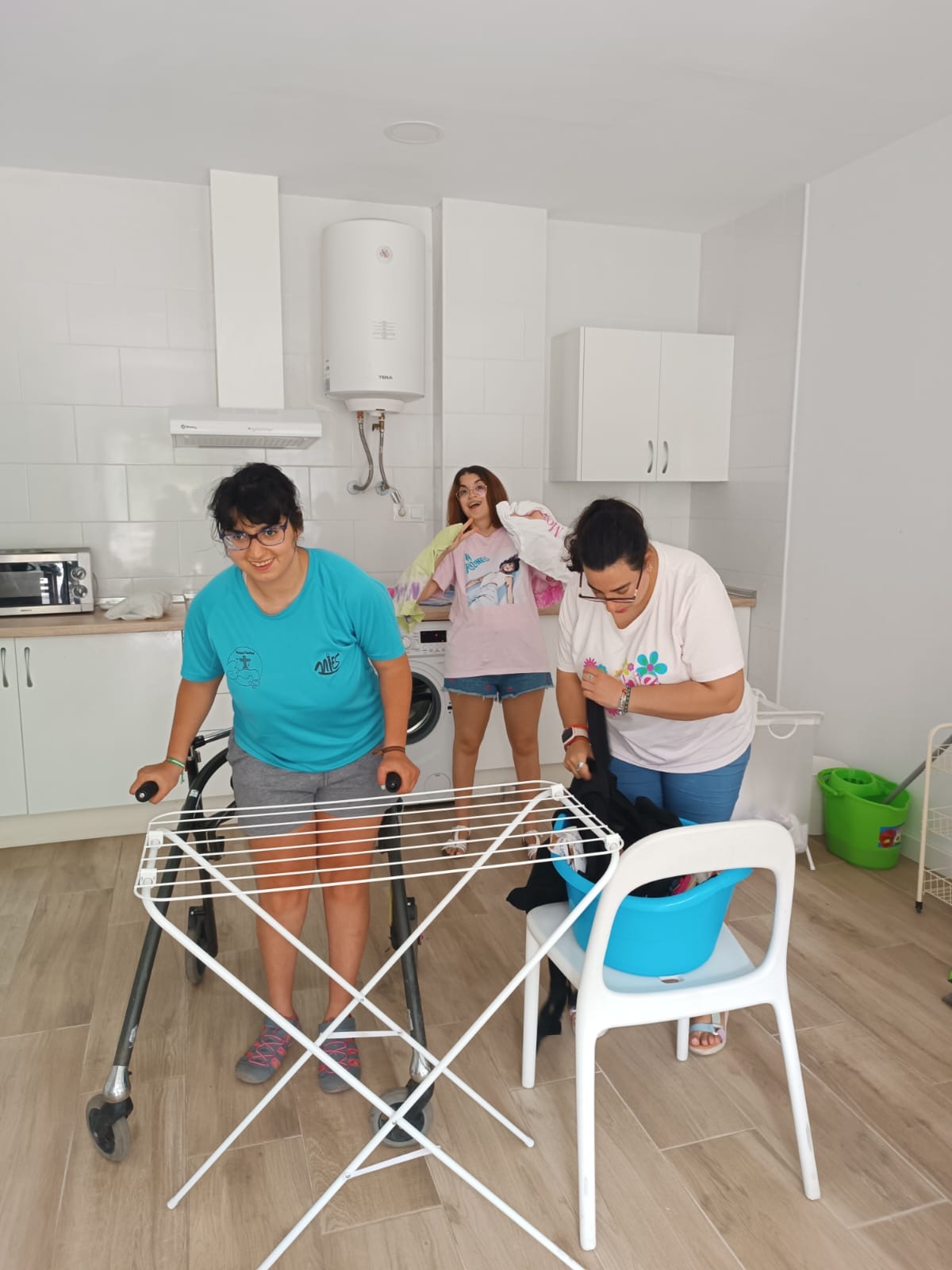 Participantes en el taller de vida independiente aprendiendo tareas del hogar